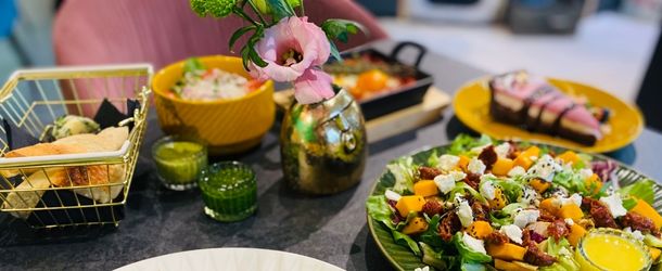 Stół ze śniadaniem. Zdrowa sałatka, świeże pieczywo i pyszny deser.